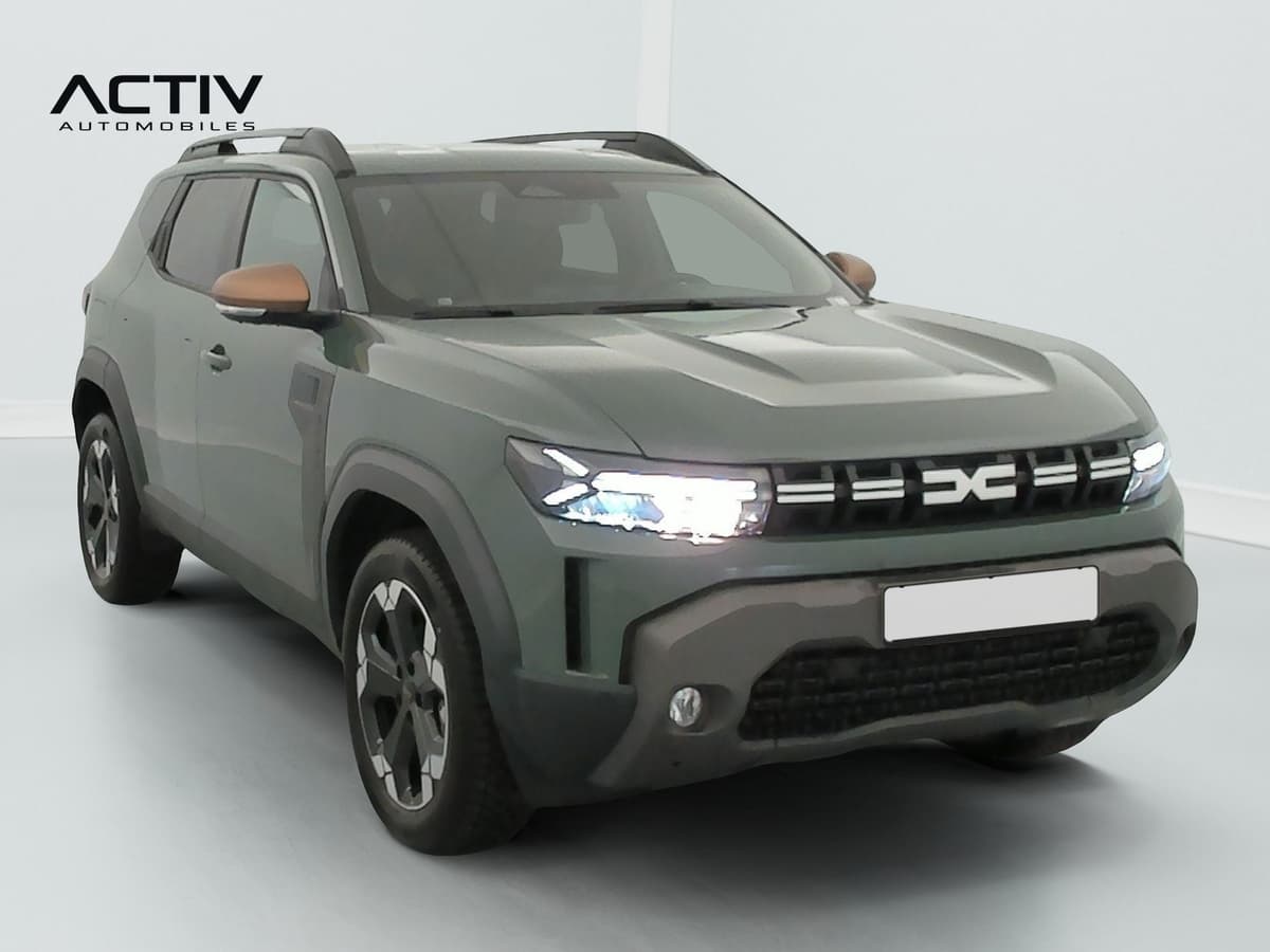 Dacia Duster : vue avant trois quarts droit avec barres de toit et projecteurs allumés