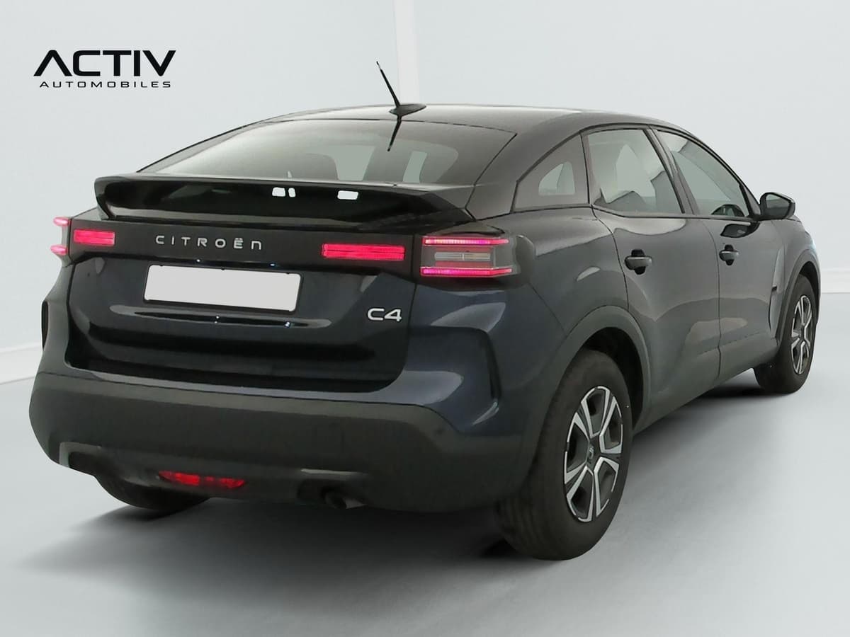 Citroën C4 : vue arrière trois quarts droit, feux à LED et jante bicolore