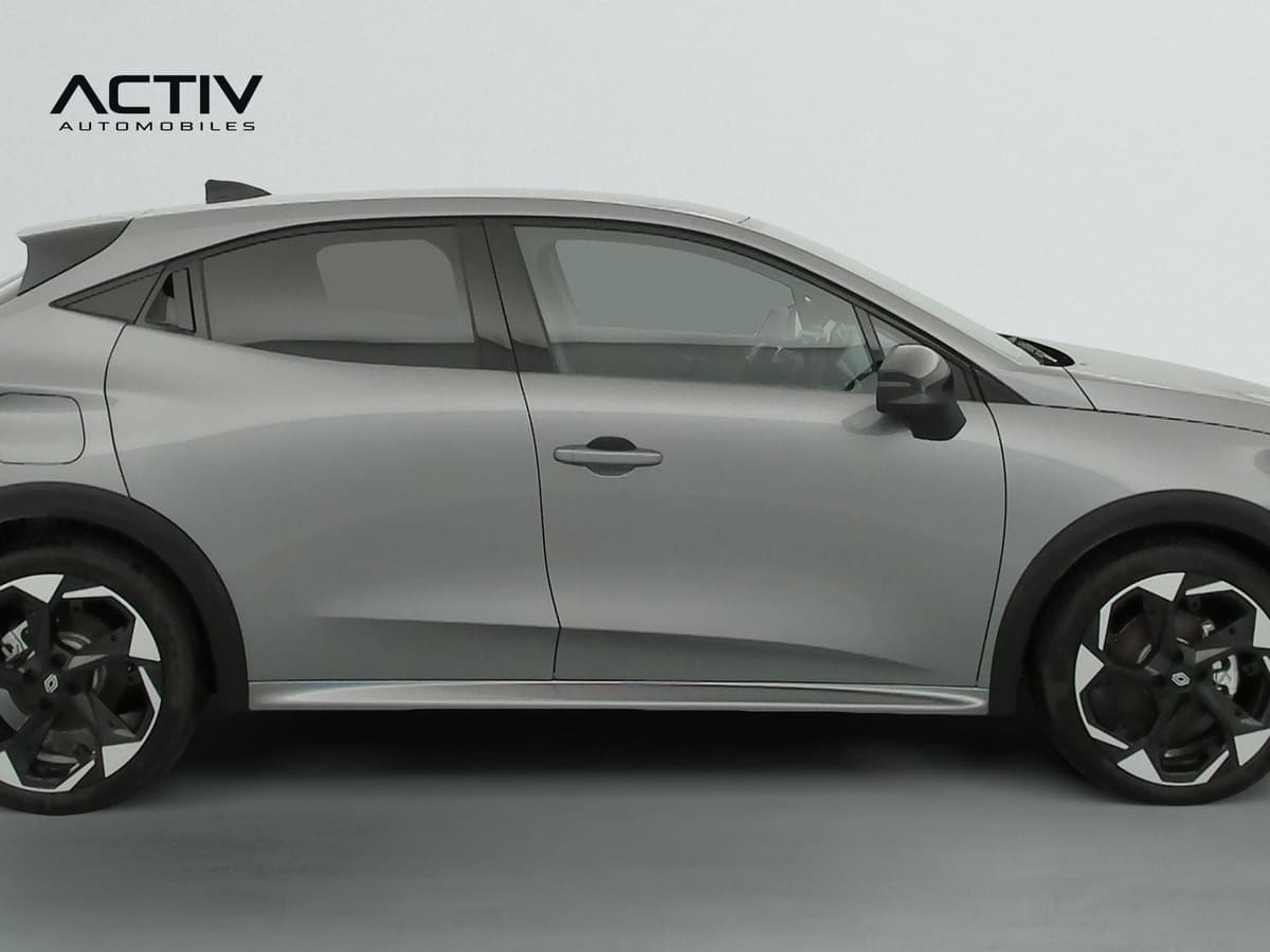 Renault Clio 6 : profil droit de la citadine grise avec jantes bicolores noir et argent