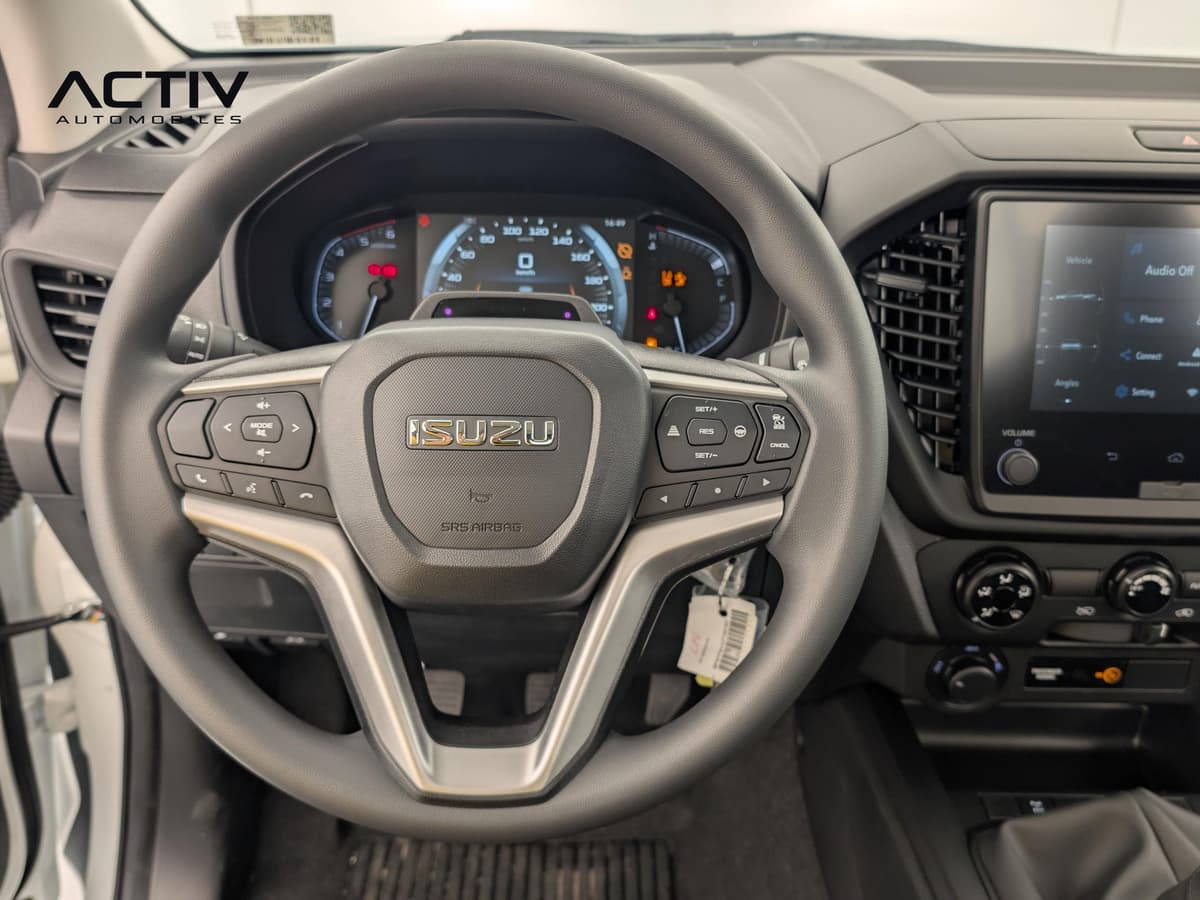 Isuzu D-MAX : volant avec commandes intégrées, combiné d'instruments et écran tactile