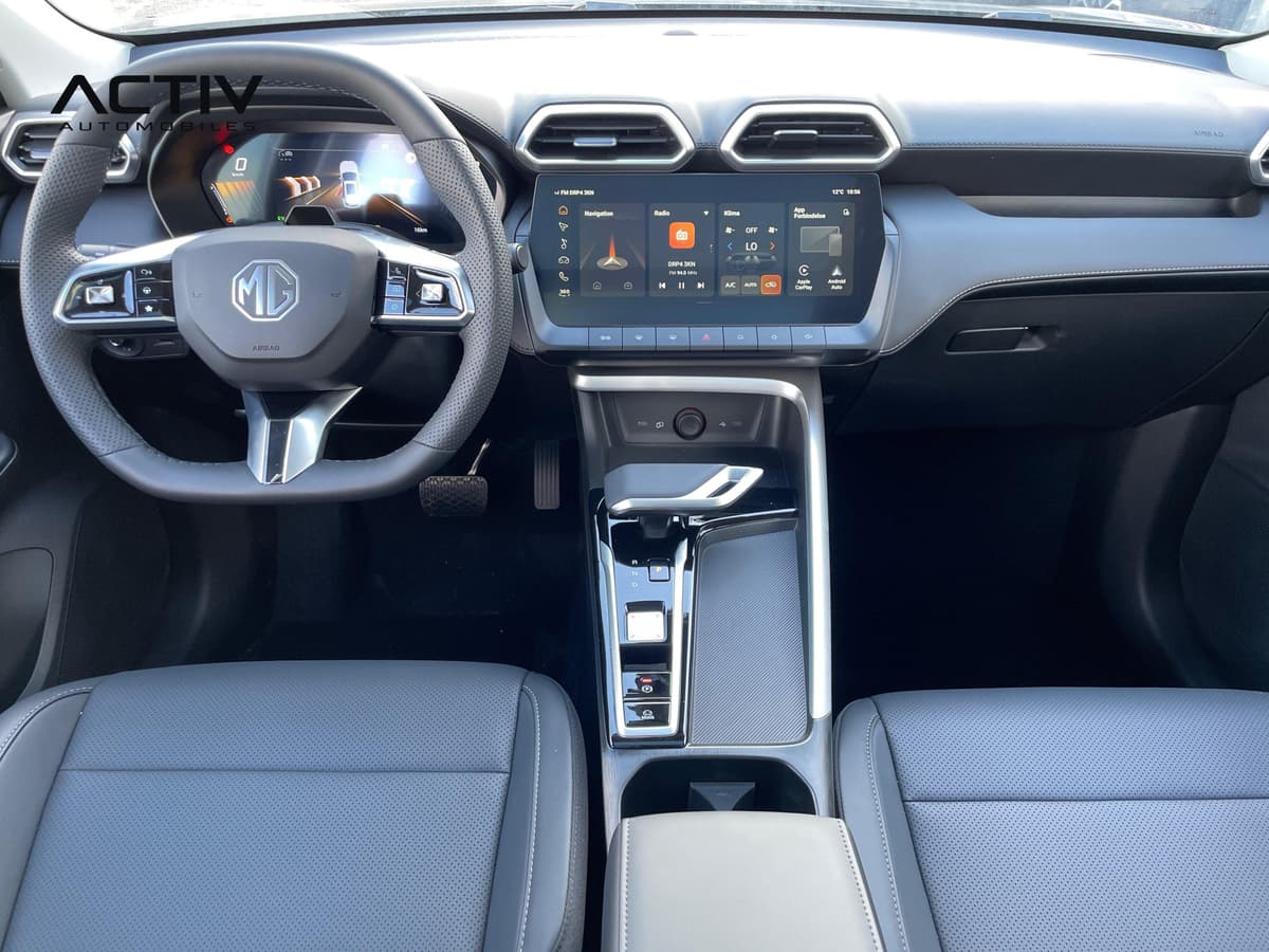 Mg ZS : planche de bord avec grand écran tactile, volant et console centrale