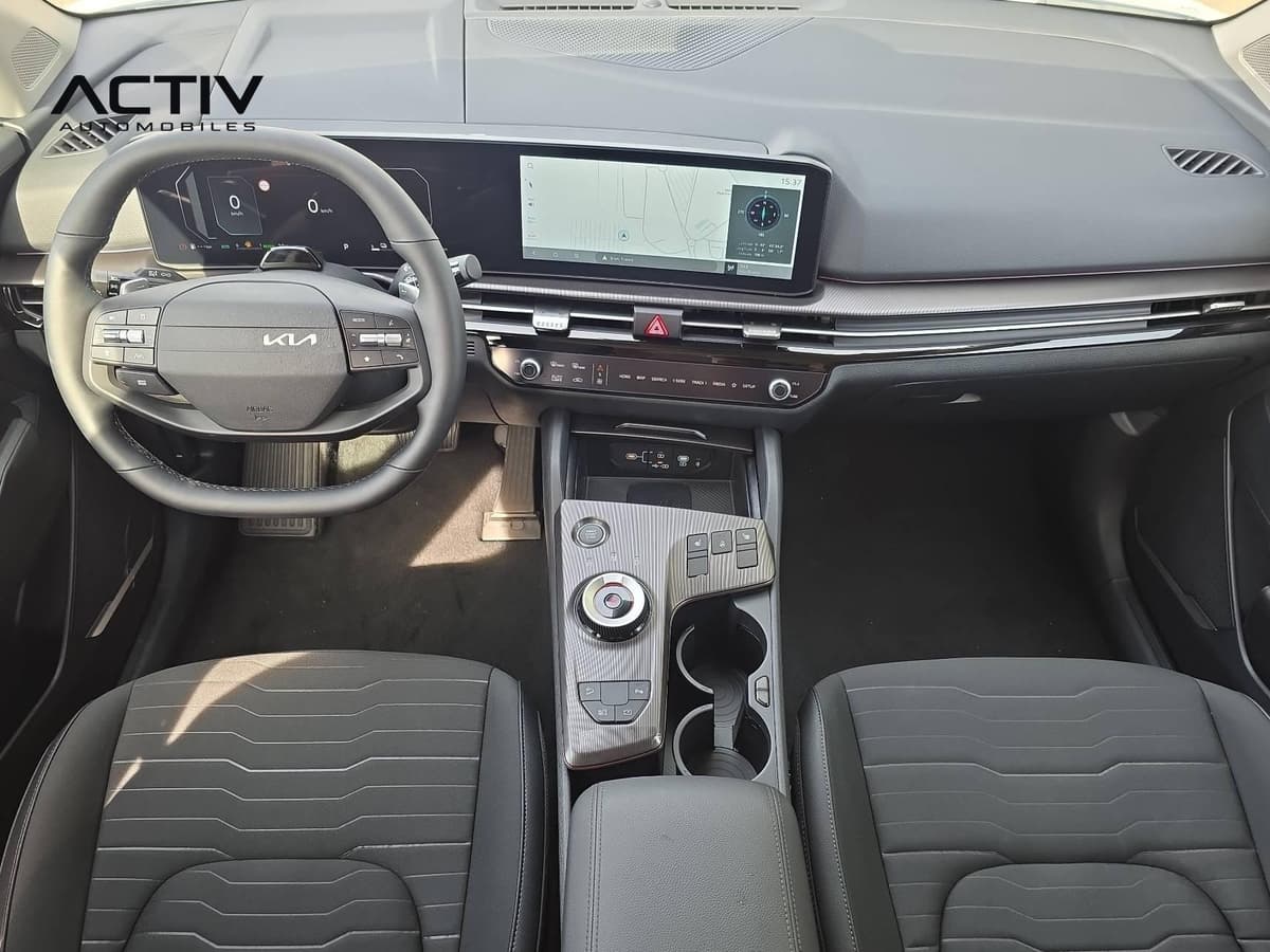 Kia Sportage : planche de bord avec écran tactile large, volant et sélecteur rotatif