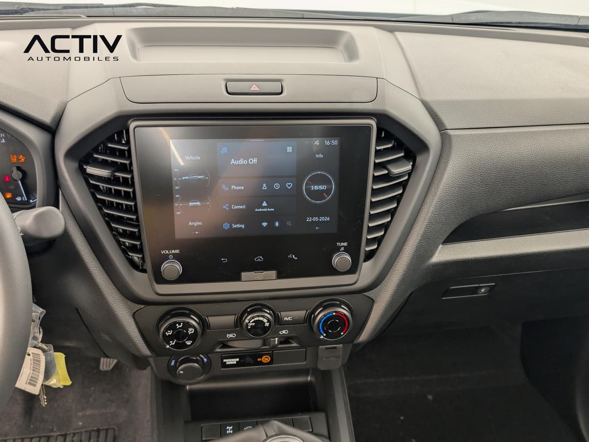 Isuzu D-MAX : écran tactile central avec boutons de volume et commandes de climatisation manuelles
