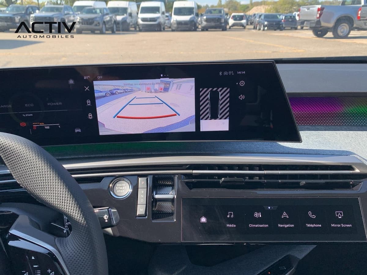 Peugeot 5008 : image de la caméra de recul sur l'écran incurvé avec lignes de guidage