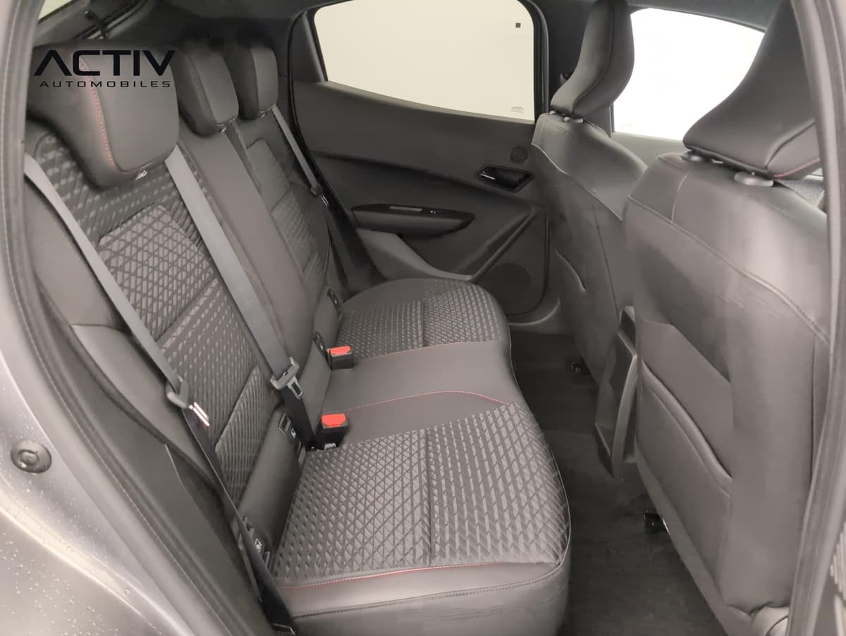 Renault Clio 6 : banquette arrière noire à surpiqûres rouges vue par la portière ouverte