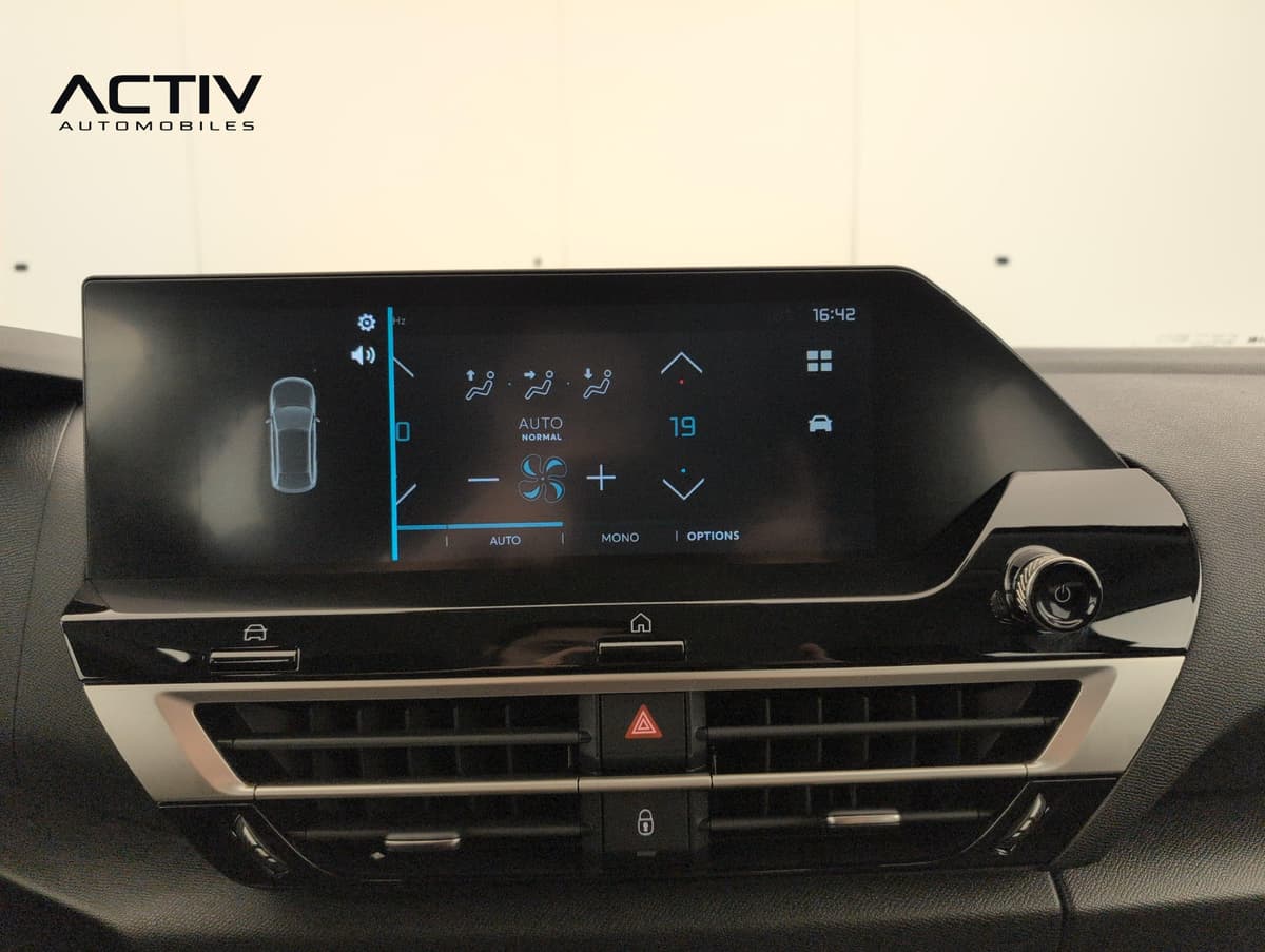 Citroën C4 : écran tactile central affichant la climatisation, au-dessus des aérations