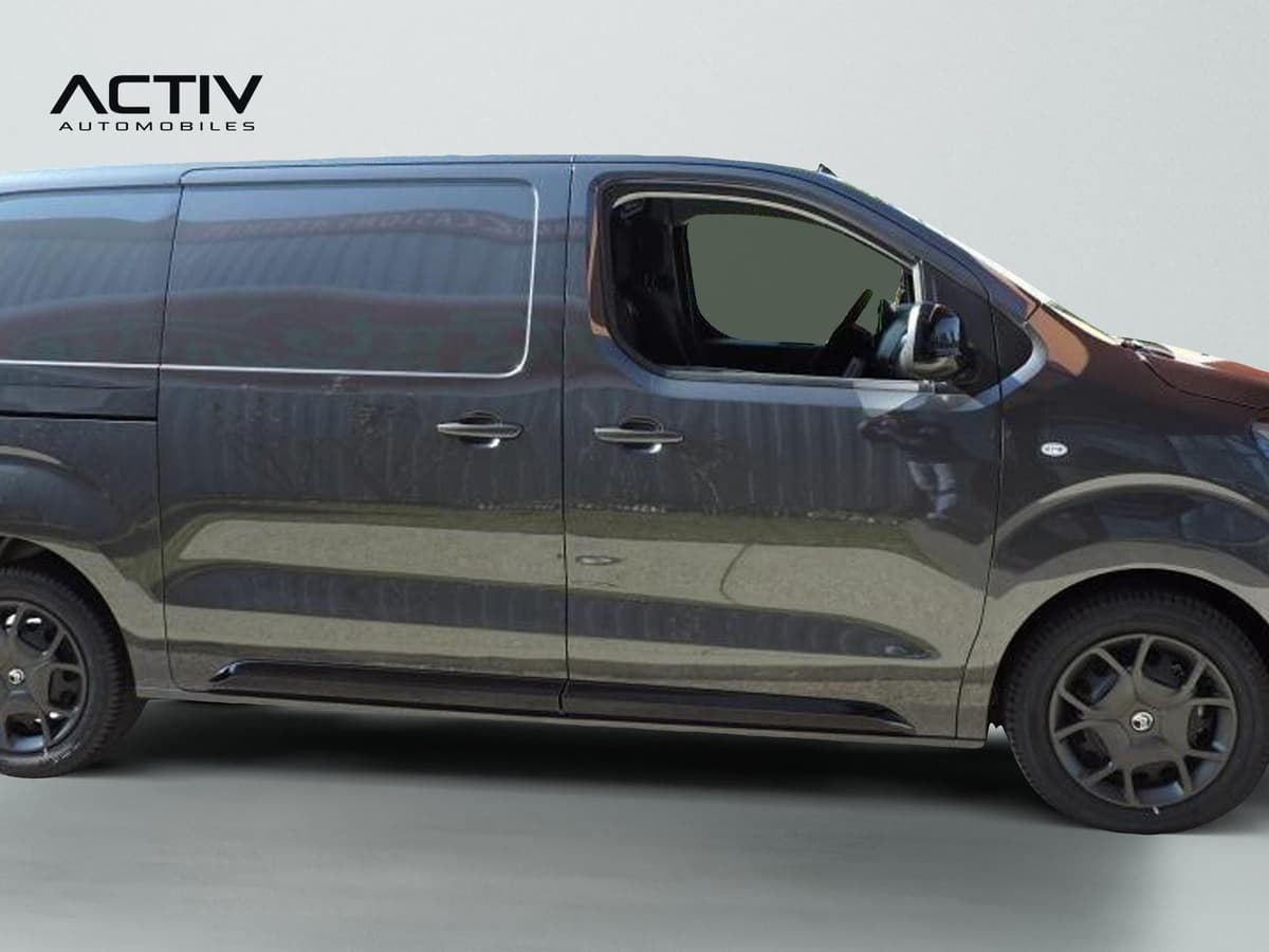 Citroën Jumpy Fourgon : profil droit de l'utilitaire avec porte latérale coulissante et jantes sombres
