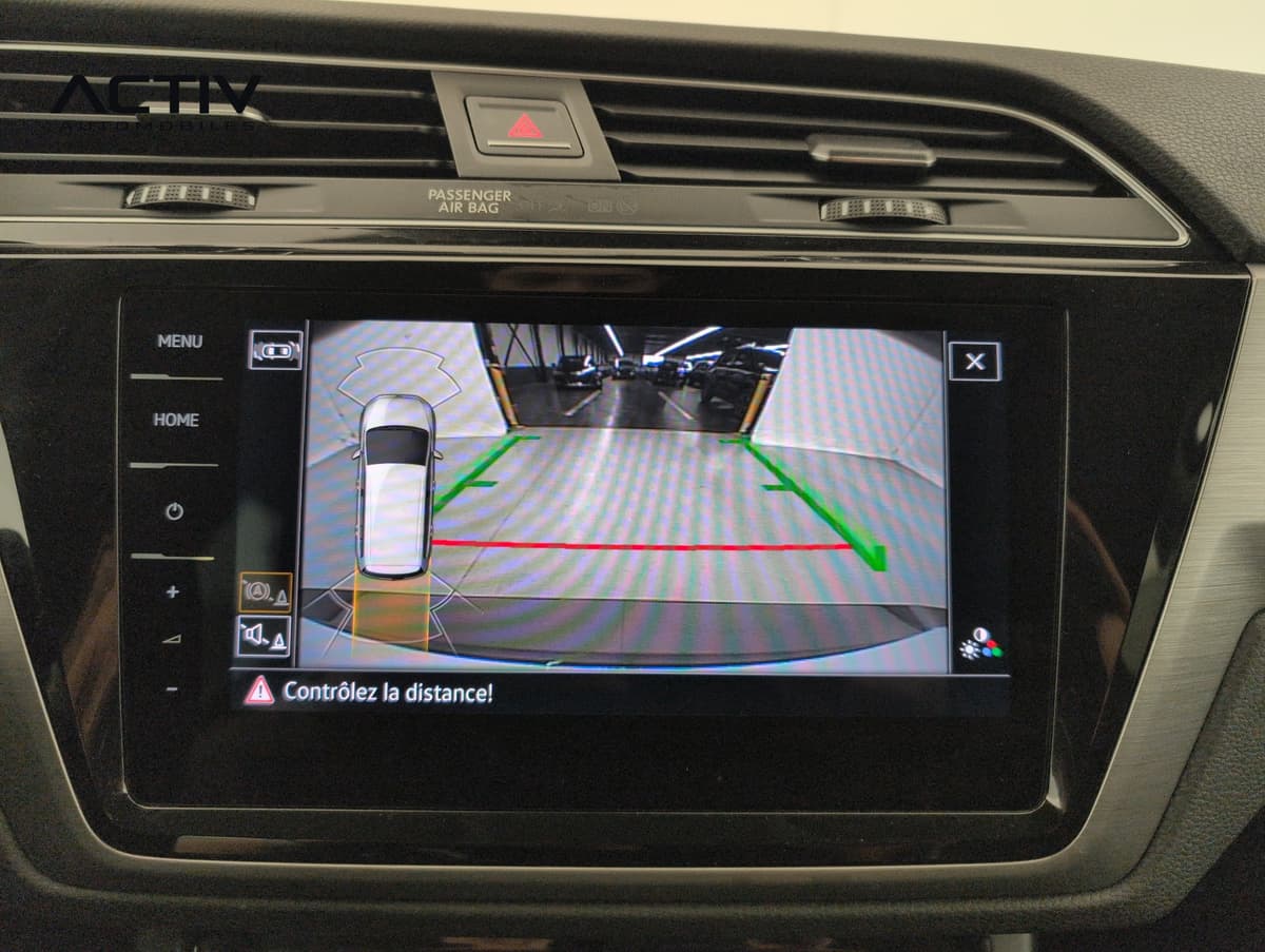Volkswagen Touran : image de la caméra de recul avec lignes de guidage et visualisation des distances