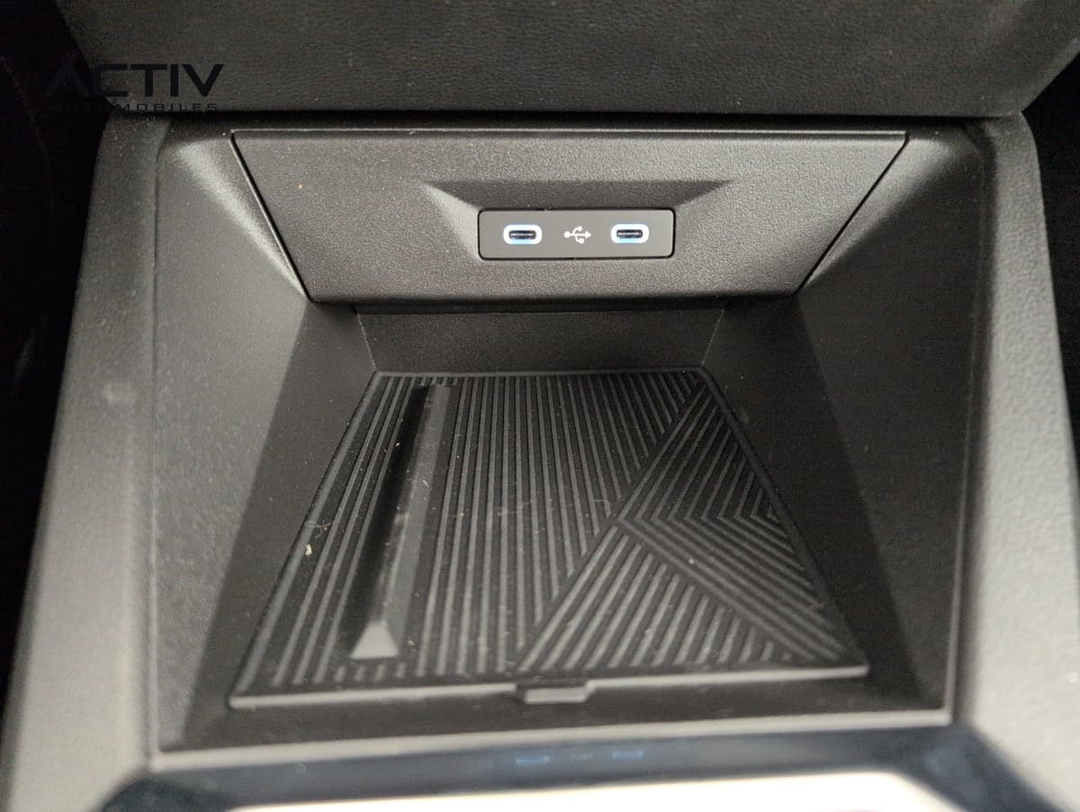 Renault Clio 6 : rangement de console avec tapis rainuré et deux prises USB-C