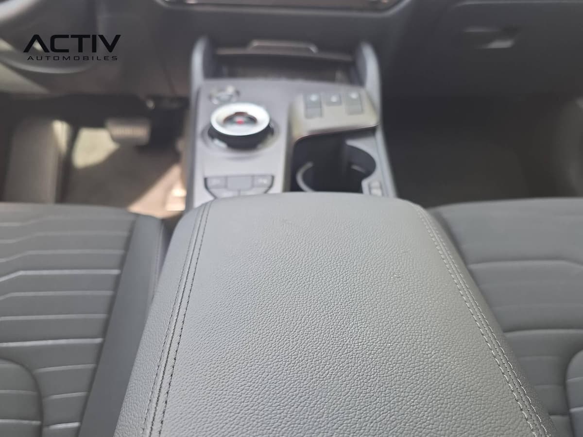 Kia Sportage : accoudoir central avant et console avec molette de vitesses et porte-gobelet