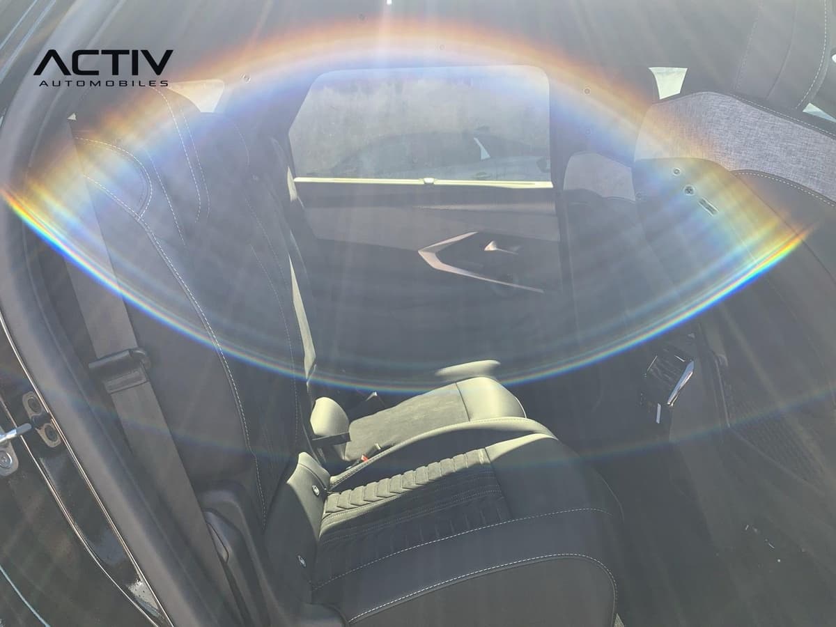 Peugeot 5008 : places arrière côté gauche avec ceinture, vues par la vitre, reflets lumineux