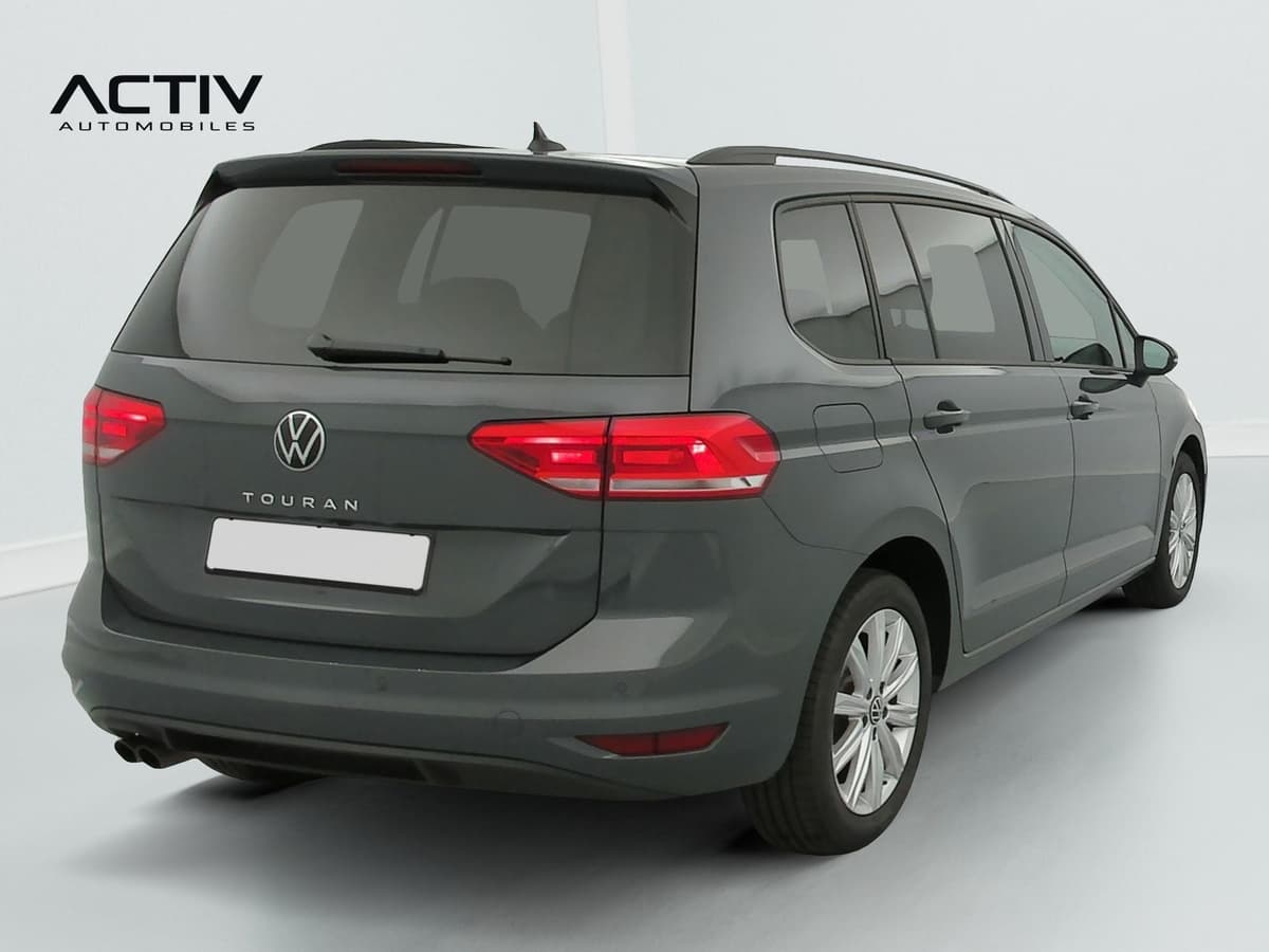 Volkswagen Touran : vue arrière trois quarts droit avec rampes de toit, feux et jantes alliage