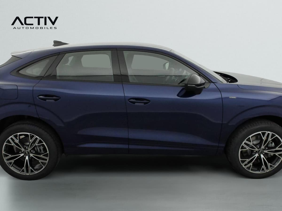 Audi Q3 Sportback Hybride : profil droit du SUV bleu foncé avec jantes alliage bicolores et toit noir