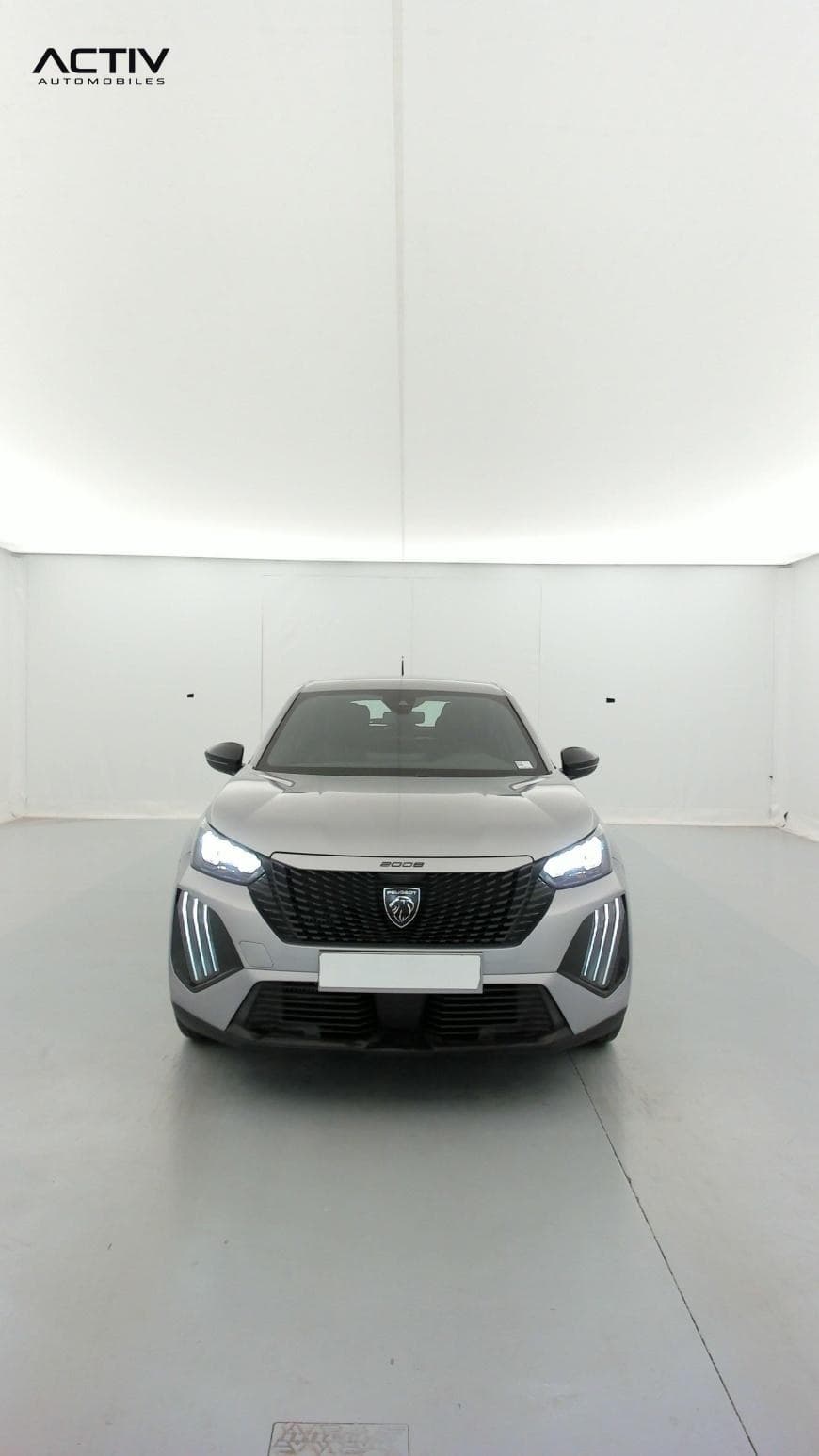 Peugeot 2008 : face avant avec calandre noire, projecteurs à LED et feux diurnes verticaux
