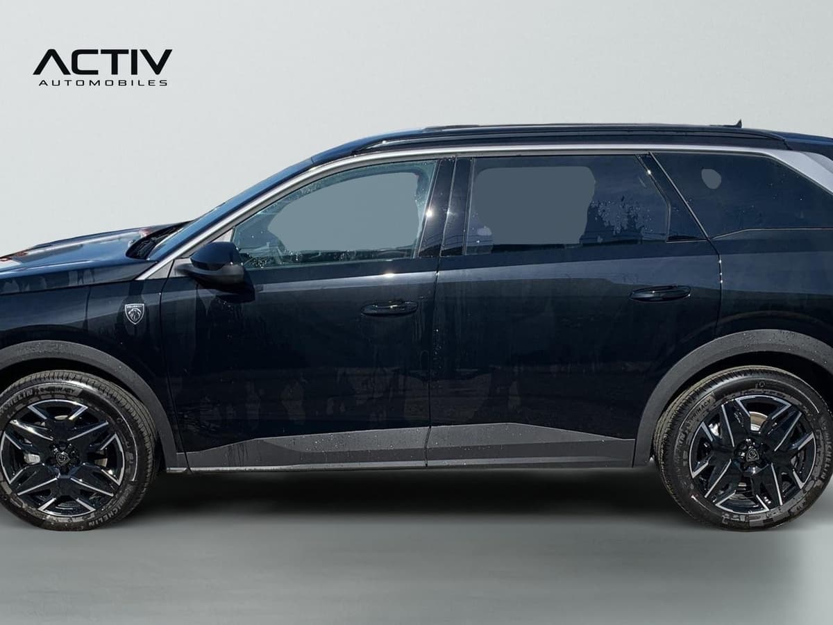 Peugeot 5008 : profil gauche du SUV noir avec jantes alliage et barres de toit