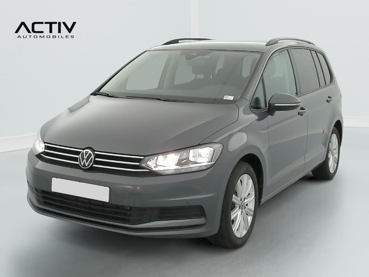 Volkswagen Touran : monospace gris vu de l'avant, côté gauche, avec rampes de toit et jantes alliage