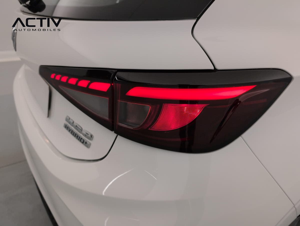 Mg MG3 : feu arrière allumé avec signature lumineuse rouge et monogramme Hybrid+