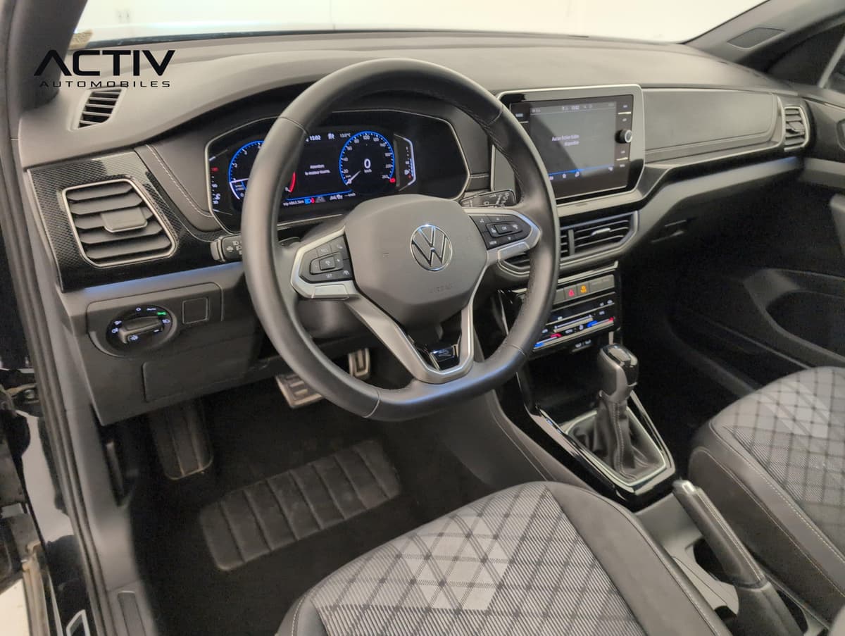 Volkswagen T-cross : poste de conduite avec volant multifonction, compteurs digitaux et écran tactile