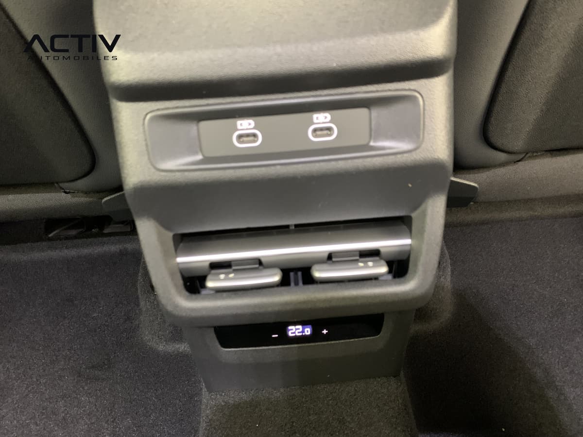 Audi Q3 Sportback Hybride : commandes arrière avec deux ports USB-C, aérateurs et réglage de température