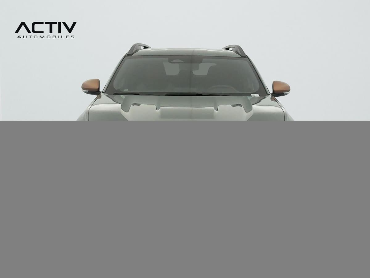Dacia Duster : face avant avec barres de toit et rétroviseurs cuivrés, partie basse masquée