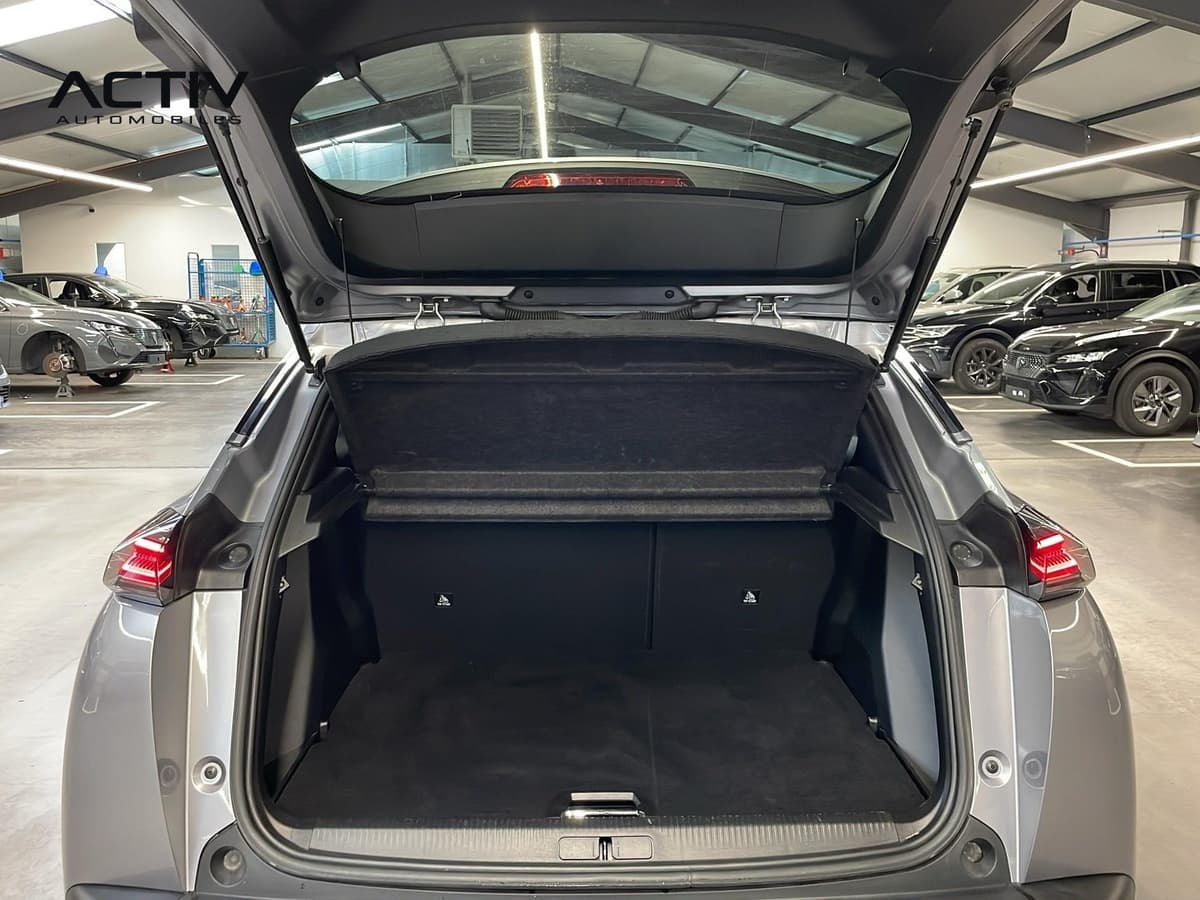 Peugeot 2008 : coffre ouvert avec cache-bagages relevé et moquette noire