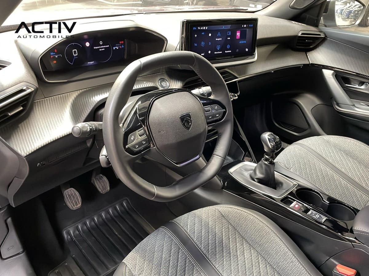 Peugeot 2008 : habitacle avant côté conducteur avec volant compact et levier de vitesses manuel