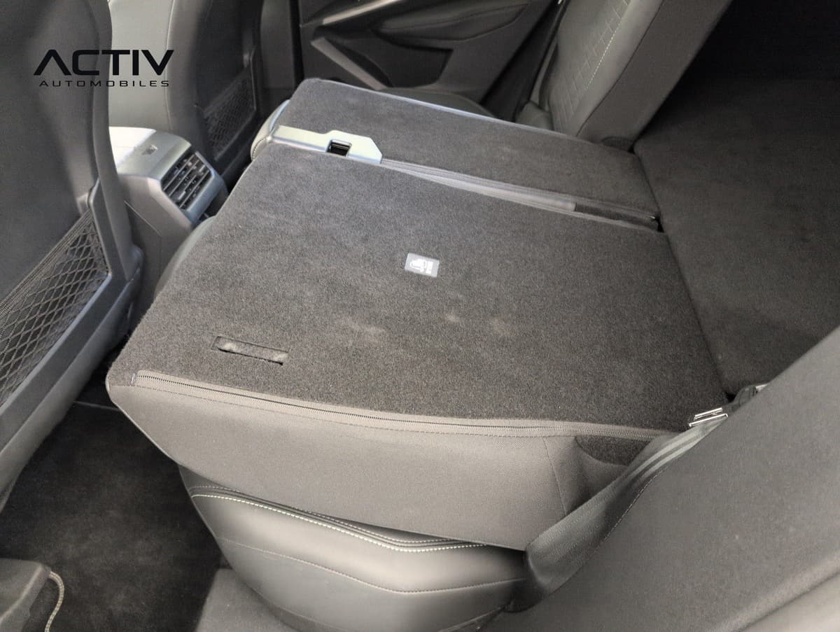 Peugeot 3008 : banquette arrière avec dossier rabattu à plat, vue depuis la portière