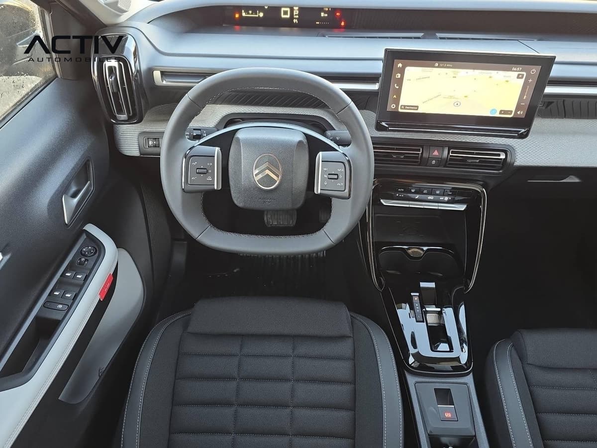 Citroën C3 Aircross : planche de bord vue du siège conducteur avec volant, écran tactile et console