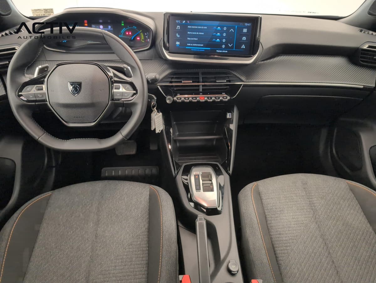 Peugeot 2008 : planche de bord avec petit volant, écran tactile et sélecteur de boîte automatique