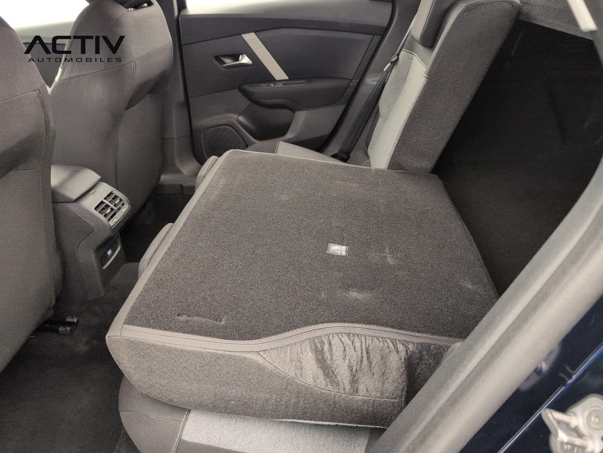 Citroën C4 : assise de banquette arrière relevée, contre-porte et sièges avant en tissu noir