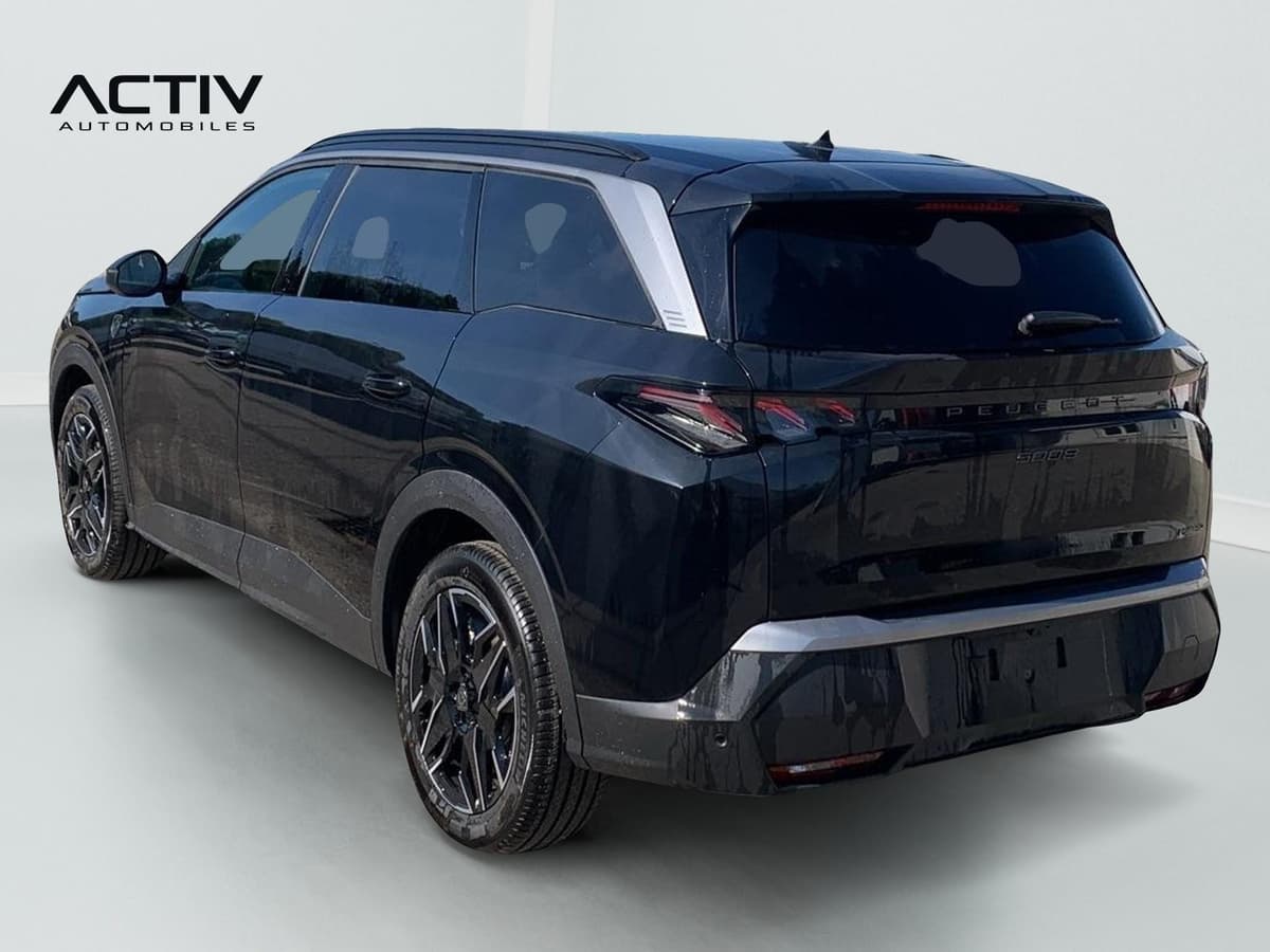 Peugeot 5008 : vue arrière trois quarts gauche, noire, avec jantes alliage et vitres surteintées