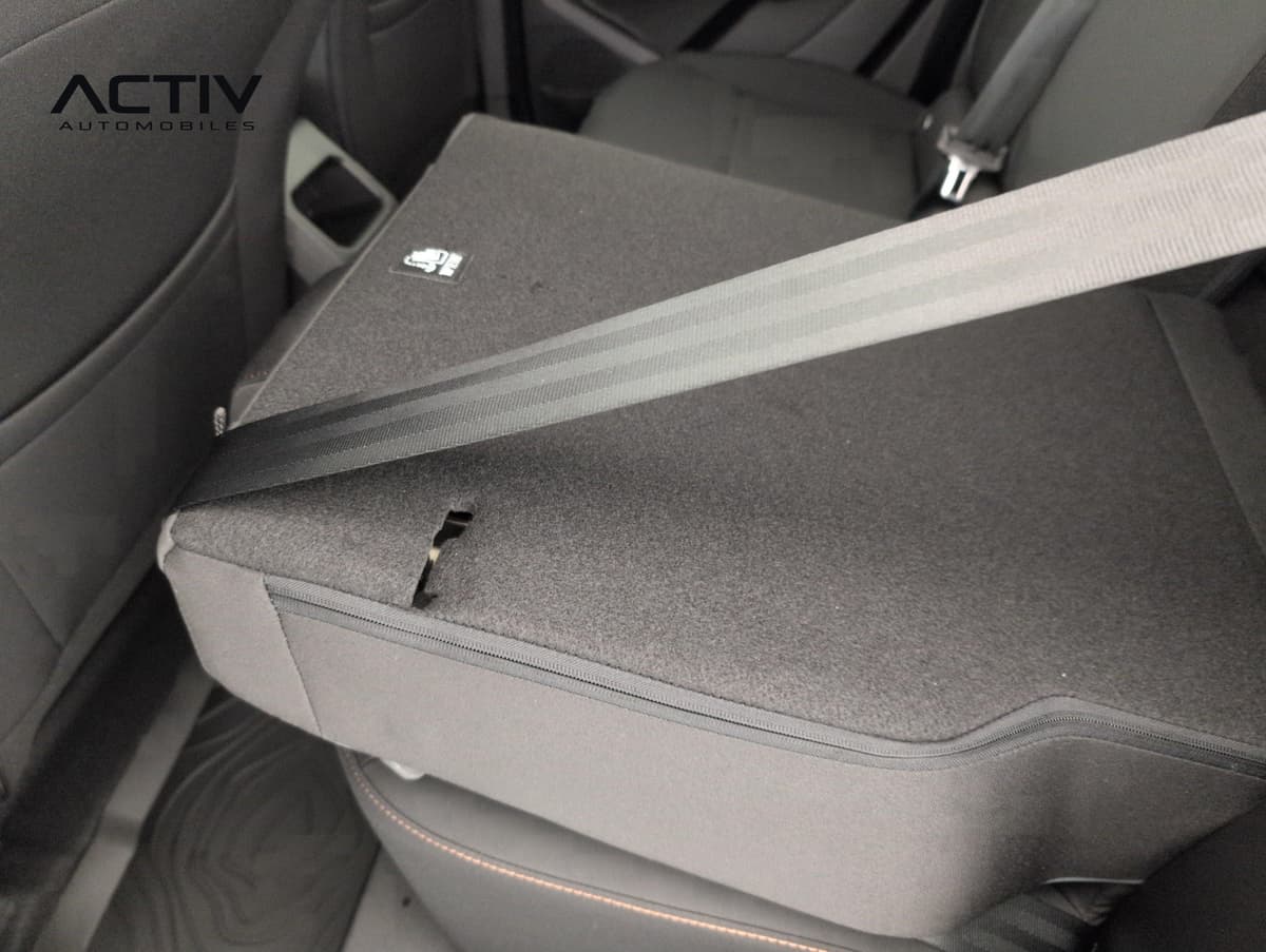 Dacia Duster : dossier de banquette arrière rabattu avec ceinture de sécurité grise