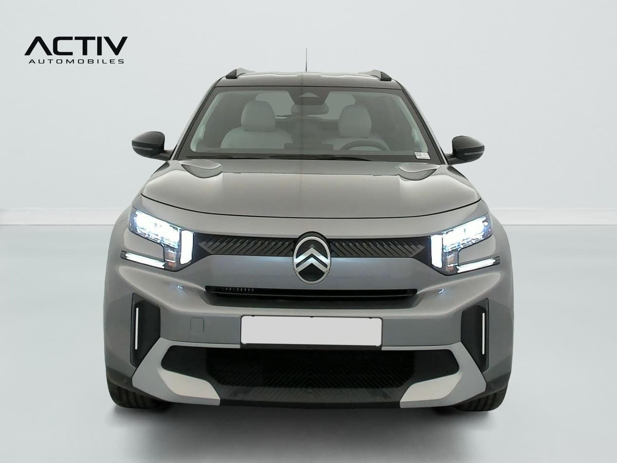 Citroën C3 Aircross : face avant grise avec projecteurs allumés et rétroviseurs noirs