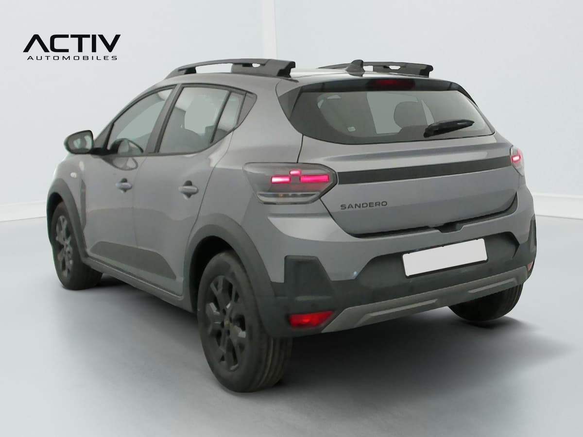 Dacia Sandero Gpl : vue arrière trois quarts gauche avec barres de toit et jantes alliage noires