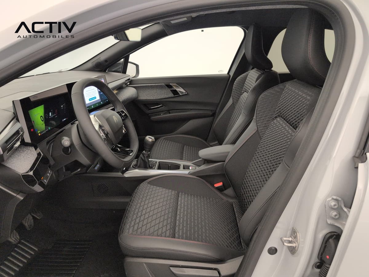 Renault Clio 6 : habitacle avant côté conducteur avec sièges en tissu matelassé noir