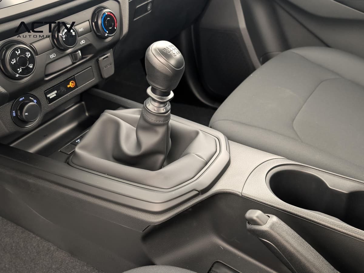 Isuzu D-MAX : levier de vitesses manuel sur la console centrale, avec commandes de climatisation