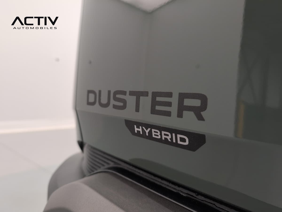 Dacia Duster : monogramme et badge Hybrid sur le hayon vert kaki