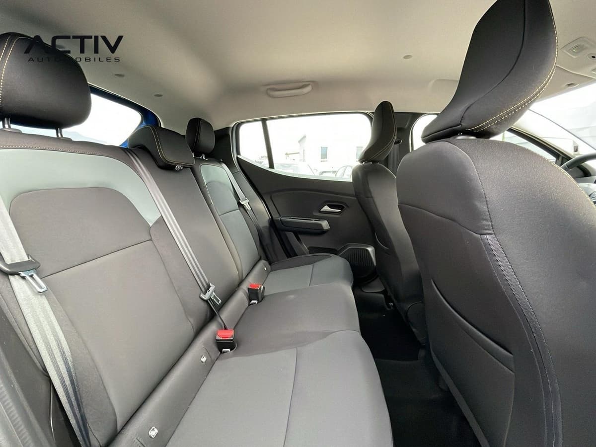 Dacia Sandero Gpl : banquette arrière en tissu noir et gris avec ceintures, vue depuis le côté gauche