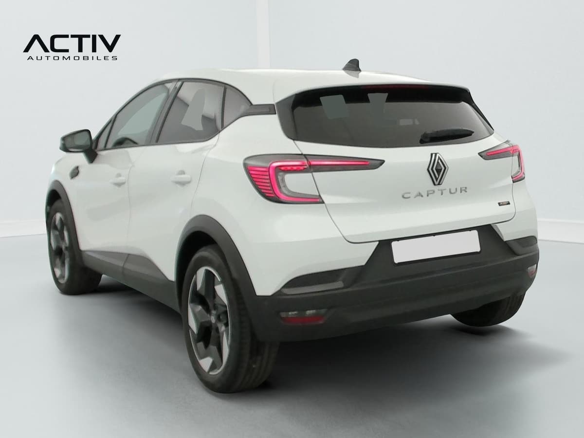 Renault Captur : arrière trois quarts gauche d'un SUV blanc avec feux à LED et jantes alu