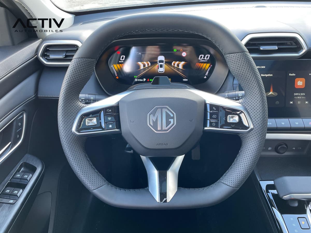 Mg ZS : volant perforé avec commandes au pouce devant le combiné numérique