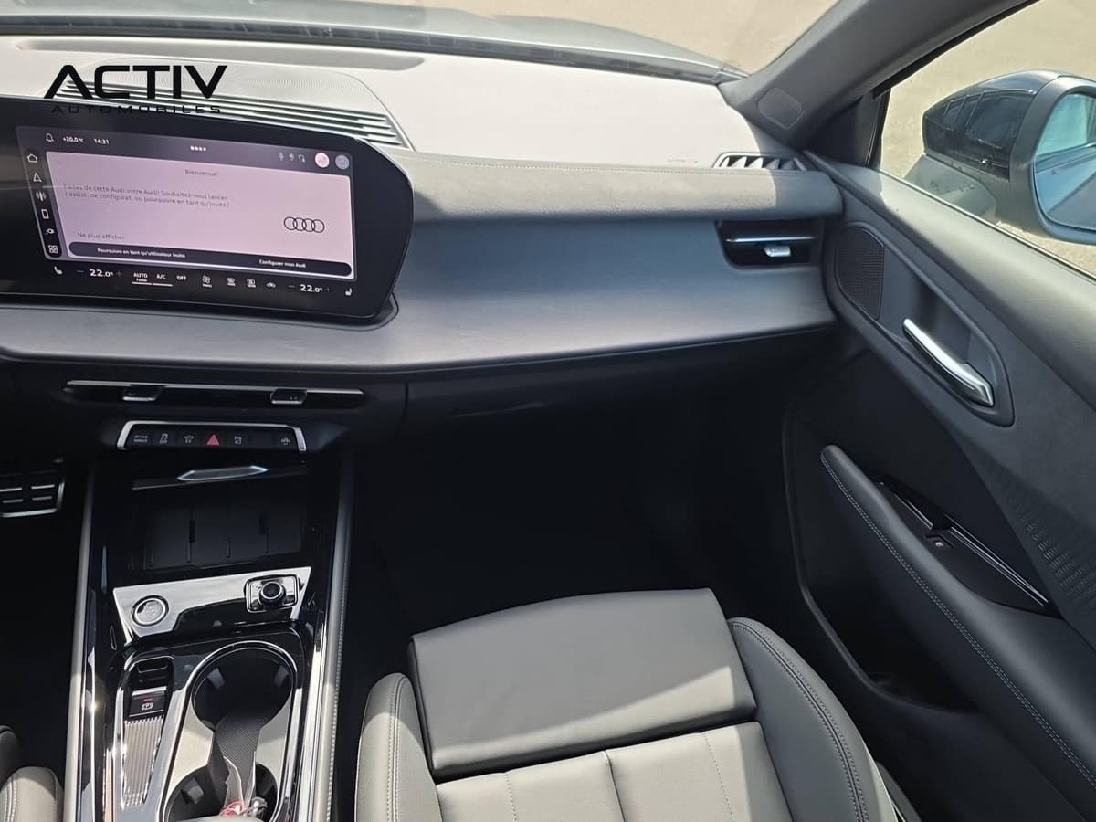Audi Q3 Sportback Hybride : habitacle avant côté passager avec planche de bord, écran et console centrale