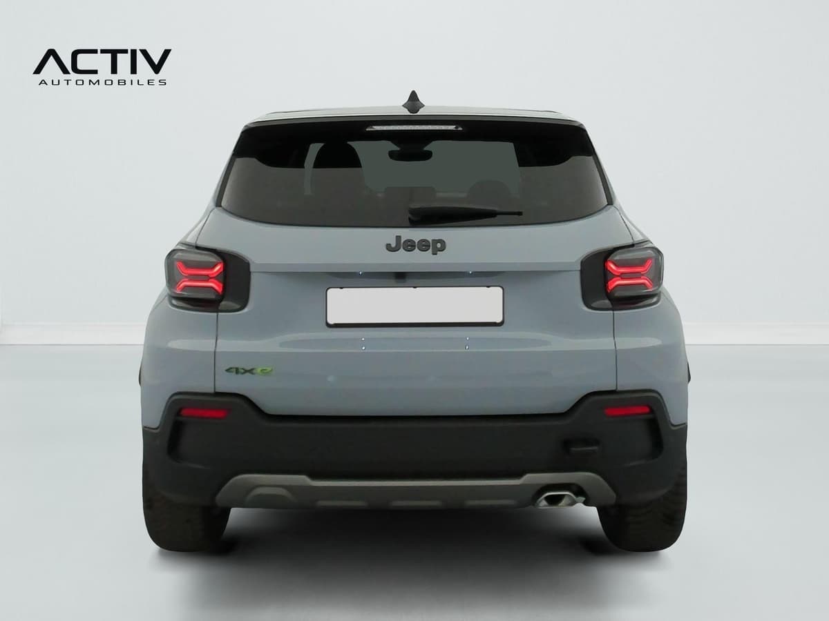 Jeep Avenger : face arrière grise avec feux à LED, vitre surteintée et pare-chocs noir