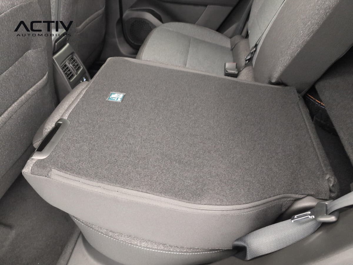 Renault Captur : assise de banquette arrière relevée avec housse de protection grise