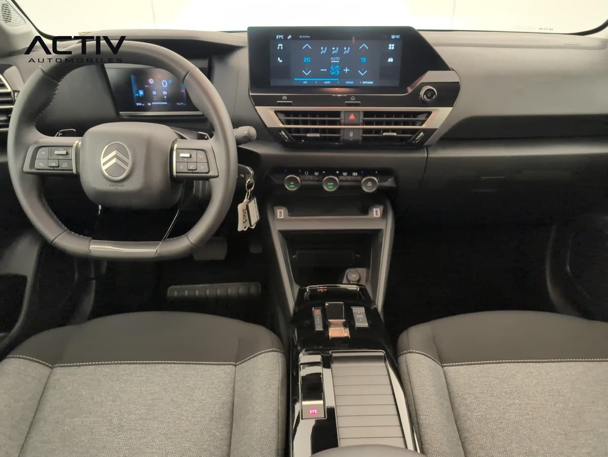 Citroën C4 : planche de bord avec écran tactile, volant et console centrale noir brillant