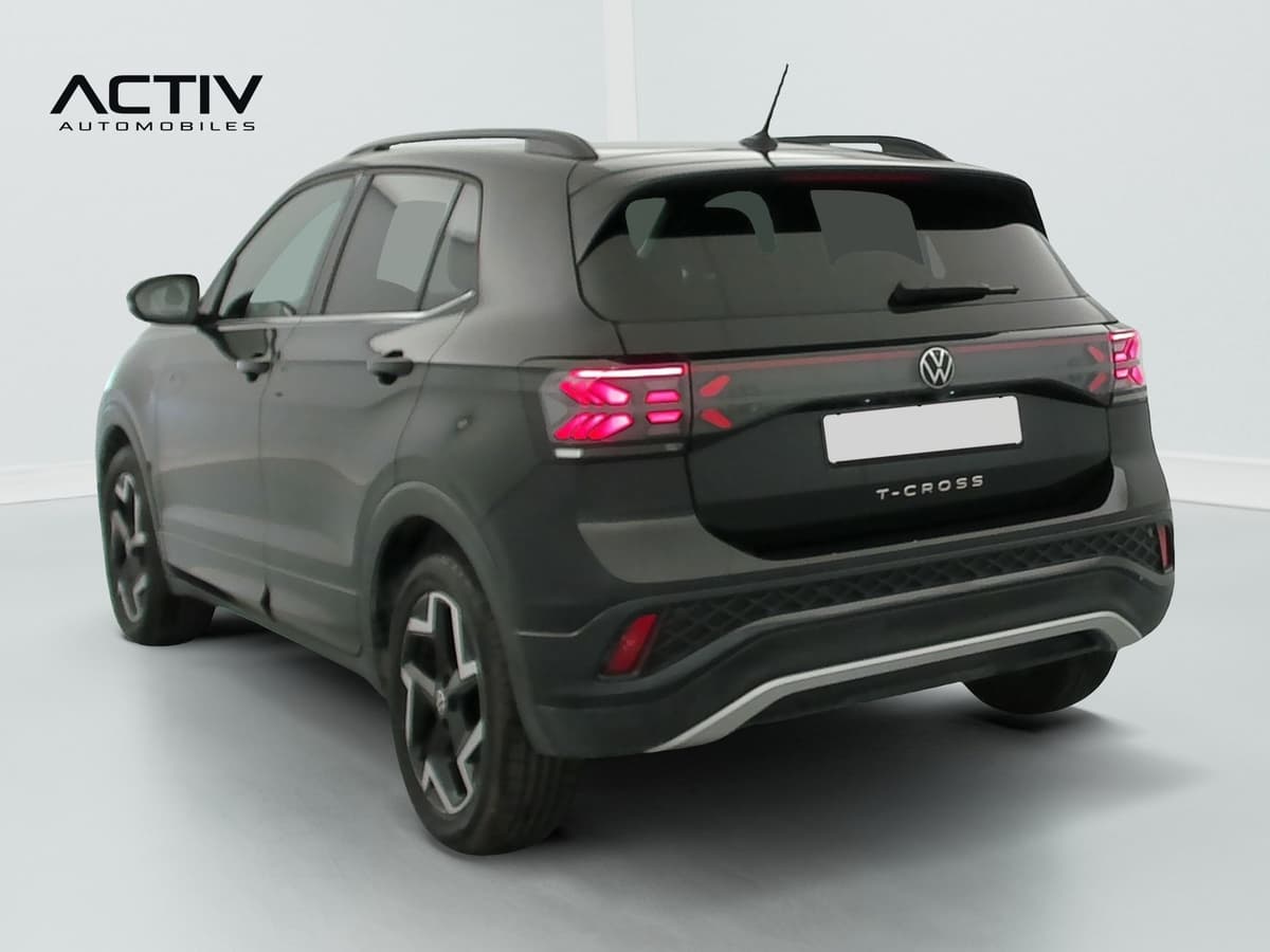 Volkswagen T-cross : vue arrière trois quarts gauche avec feux reliés par une barre lumineuse