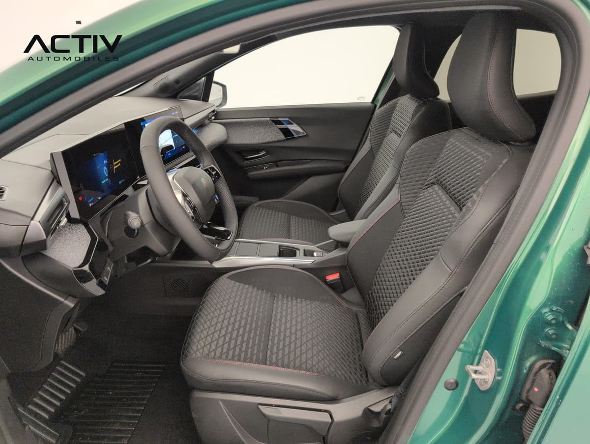 Renault Clio 6 : habitacle avant côté conducteur avec sièges noirs à motif losange