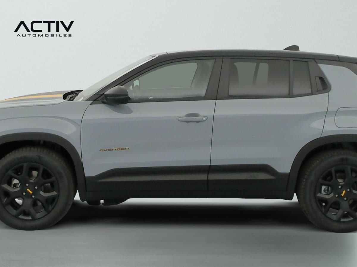 Jeep Avenger : profil gauche du SUV gris avec toit noir et jantes noires