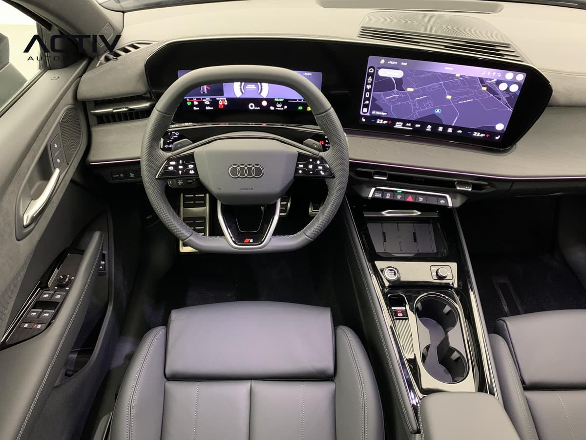 Audi Q3 Sportback Hybride : planche de bord avec combiné numérique, grand écran de navigation et volant sport