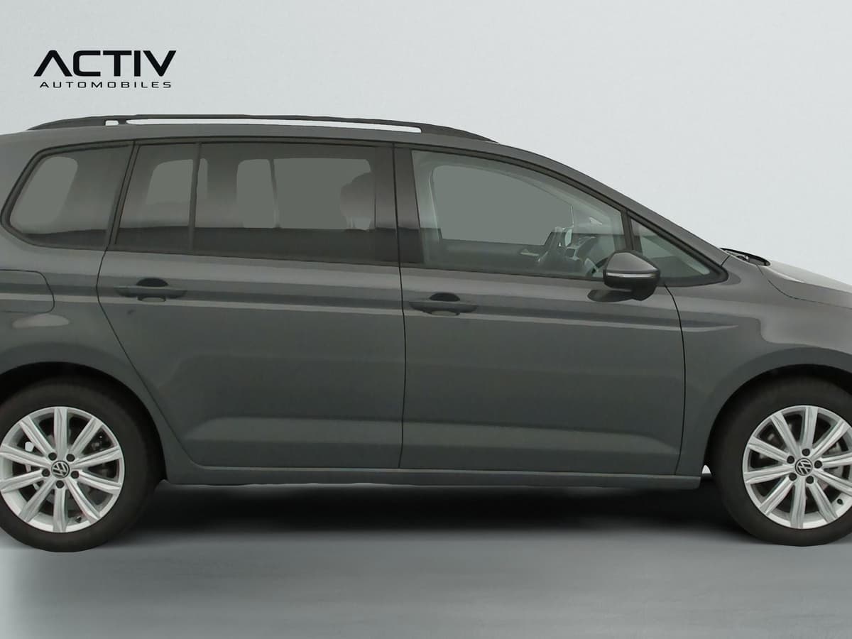 Volkswagen Touran : profil droit du monospace gris avec jantes alliage et rampe de pavillon