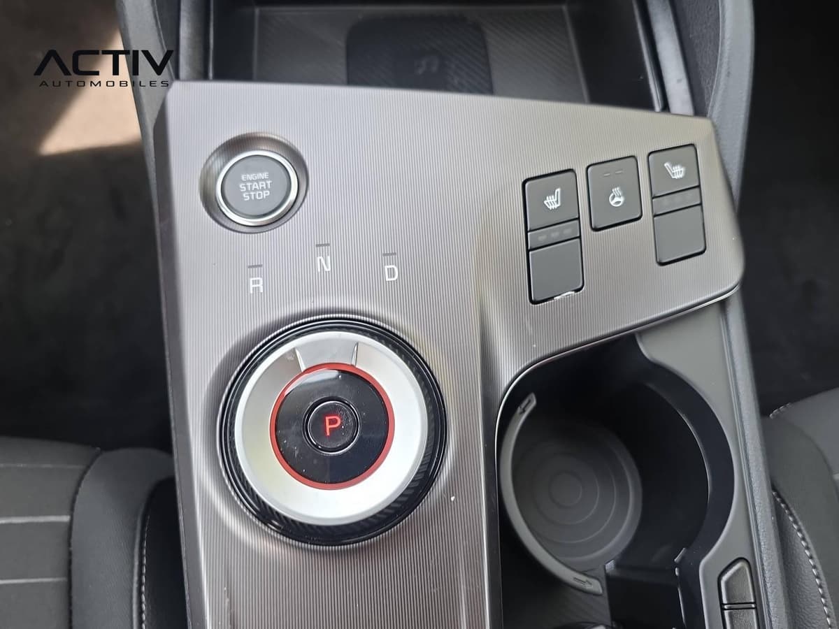 Kia Sportage : console centrale avec sélecteur rotatif de vitesses et boutons de sièges chauffants
